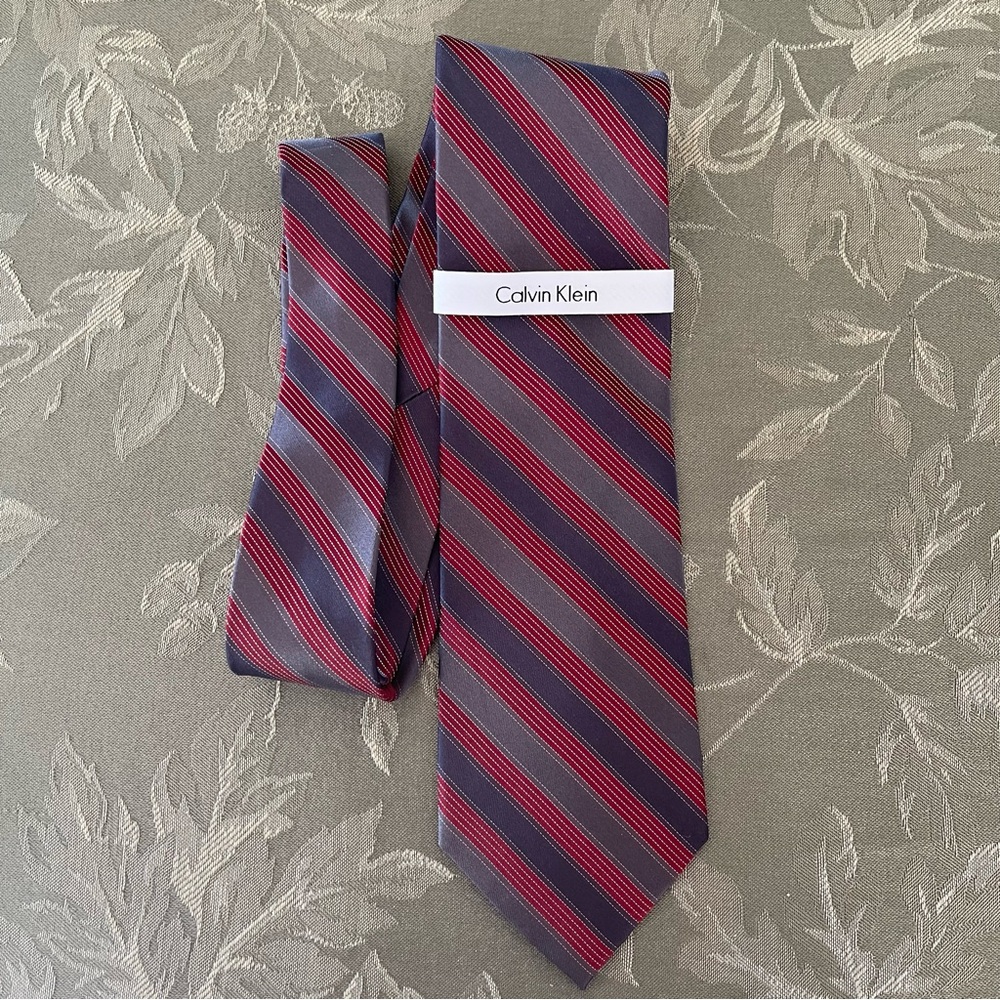 Calvin Tie - Gray/Red Diagonal.